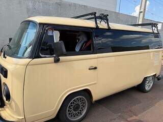 Kombi do terror circula com caveiras e assusta pelas ruas da cidade