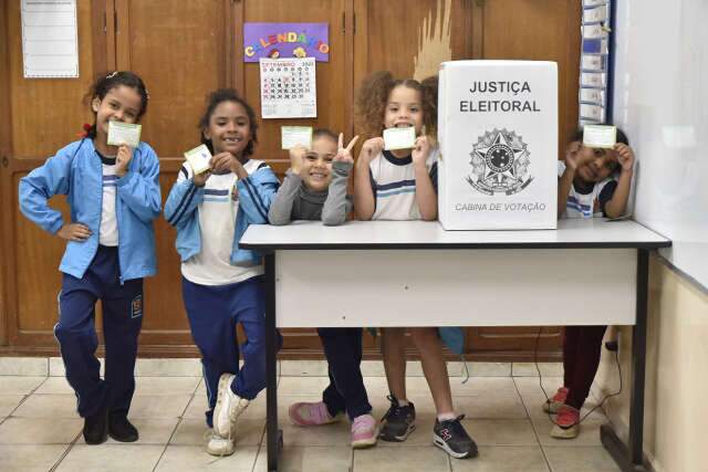 Educa&ccedil;&atilde;o pol&iacute;tica nas escolas ter&aacute; hist&oacute;ria do voto e combate &agrave; desinforma&ccedil;&atilde;o