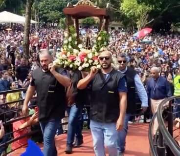 Fi&eacute;is enfrentam chuva em romaria de 15 km para celebrar Padroeira do Brasil