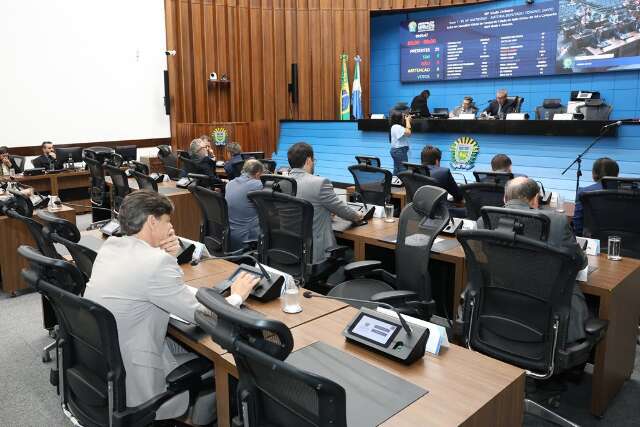 Abril vira disputa de cores entre deputados na Alems