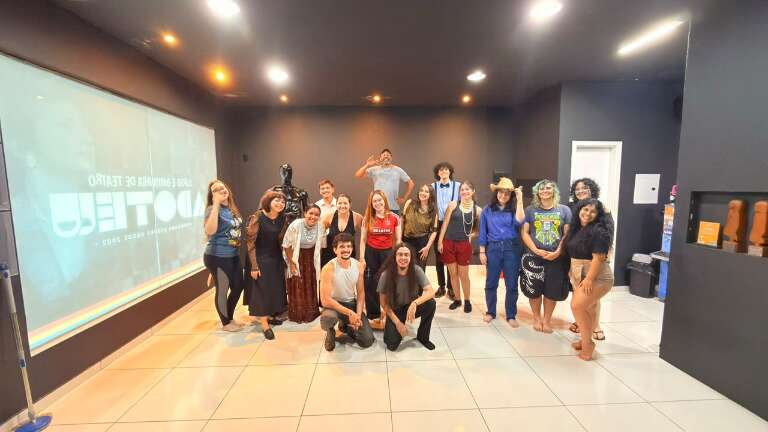 Chico Anysio, Dercy e outros 12 artistas ganham vida em espetáculo