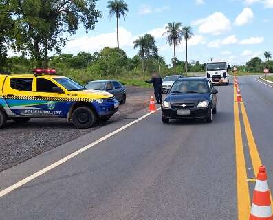 Policial rodovi&aacute;rio entra em surto e trava tr&acirc;nsito na BR-267 em Jardim