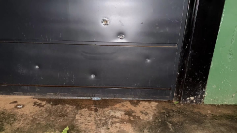 Dupla em moto atira contra jovem e deixa port&atilde;o crivado de balas