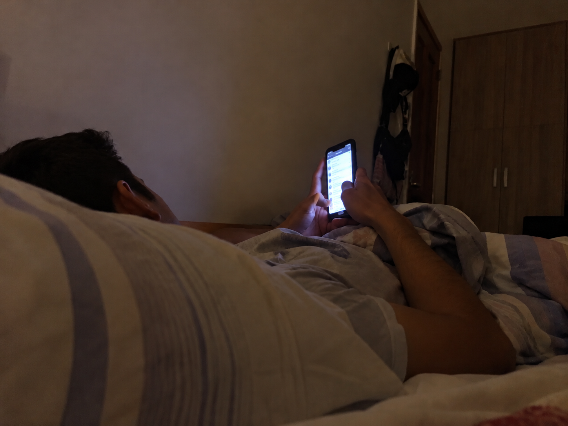 S&oacute; mais um v&iacute;deo? H&aacute;bito noturno pode estar roubando a qualidade do seu sono