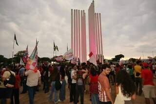Sob chuva, estudantes da UFMS fazem ato pelo fim da escala 6x1 Sob chuva, estudantes da UFMS fazem ato pelo fim da escala 6x1