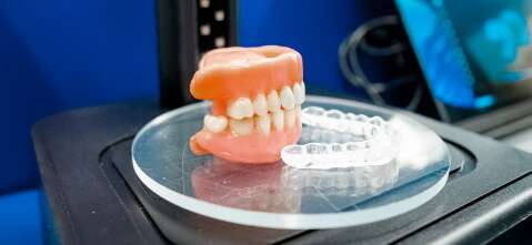 Capital recebe tecnologia para fabricar pr&oacute;teses dent&aacute;rias no SUS, ainda sem uso