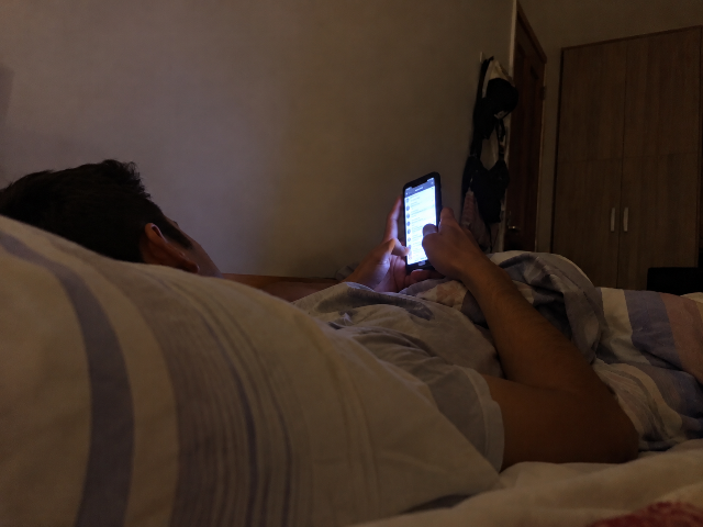 S&oacute; mais um v&iacute;deo? H&aacute;bito noturno pode estar roubando seu sono
