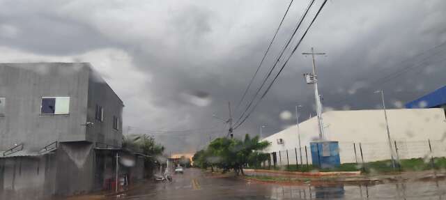 Tempo fecha e chuva com raios e trov&otilde;es atinge regi&atilde;o sul de Campo Grande