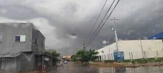 Tempo fecha e chuva com raios e trov&otilde;es atinge regi&atilde;o sul de Campo Grande