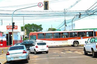 Semáforos apagados há dias preocupam motoristas e pedestres Semáforos apagados há dias preocupam motoristas e pedestres