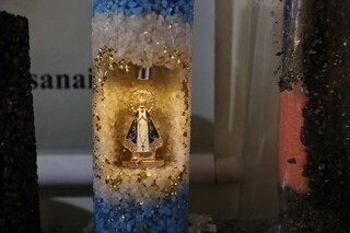 De Nossa Senhora aos orixás, Rosália transforma vela gruta em arte De Nossa Senhora aos orixás, Rosália transforma vela gruta em arte