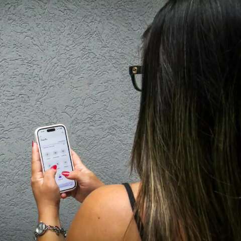 Mulher &eacute; extorquida ap&oacute;s amea&ccedil;a de expor fotos &iacute;ntimas do marido a policial