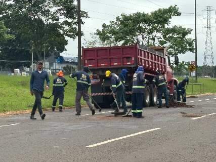 Ap&oacute;s &ldquo;strike&rdquo; de 11 carros, Prefeitura tapa buracos na Jo&atilde;o Arinos 