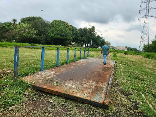Ponte ca&iacute;da &eacute; retirada de c&oacute;rrego, mas acaba abandonada sobre ciclovia