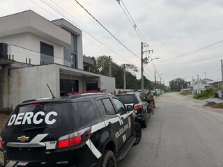 Polícia prende suspeitos de desviar R$ 655 mil de banco em MS Polícia prende suspeitos de desviar R$ 655 mil de banco em MS