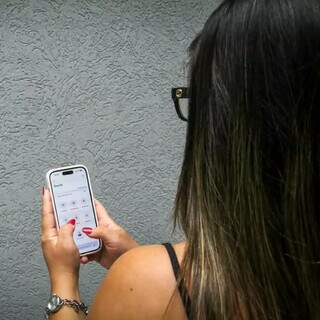 Mulher é extorquida após ameaça de expor fotos íntimas do marido a policial Mulher é extorquida após ameaça de expor fotos íntimas do marido a policial