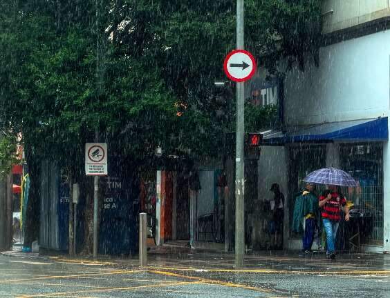 Chuva atinge bairros de Campo Grande e cidade segue em alerta de tempestade