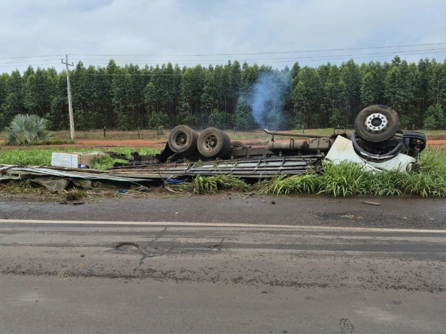 Motorista morre preso &agrave;s ferragens ap&oacute;s tombar caminh&atilde;o em Nova Alvorada do Sul