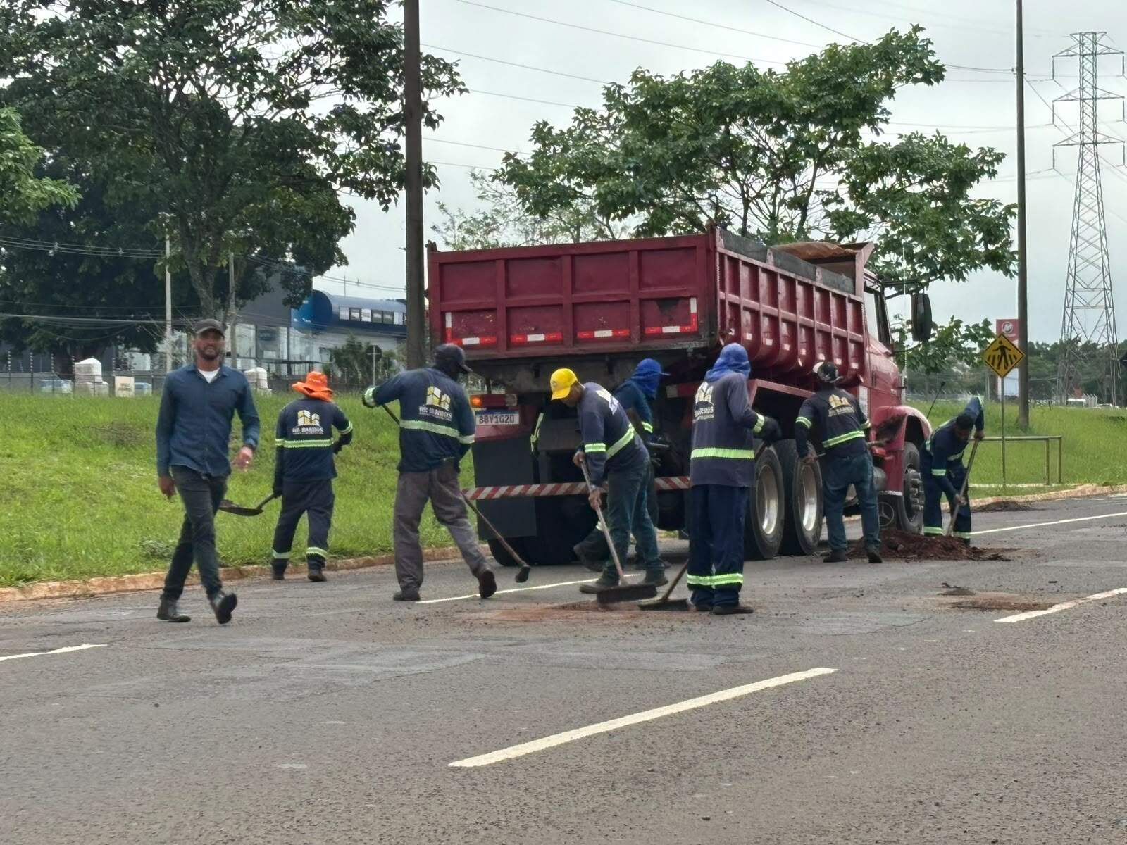 Após “strike” de 11 carros, Prefeitura tapa buracos na João Arinos