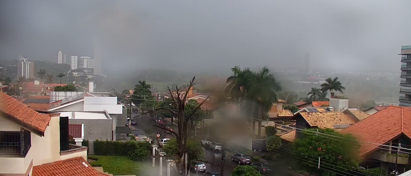 Chuva atinge bairros de Campo Grande e cidade segue em alerta de tempestade