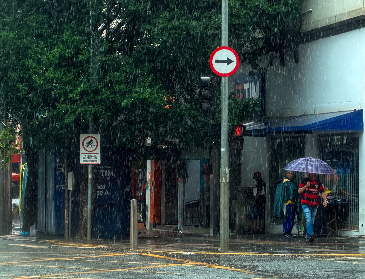 Chuva atinge bairros de Campo Grande e cidade segue em alerta de tempestade