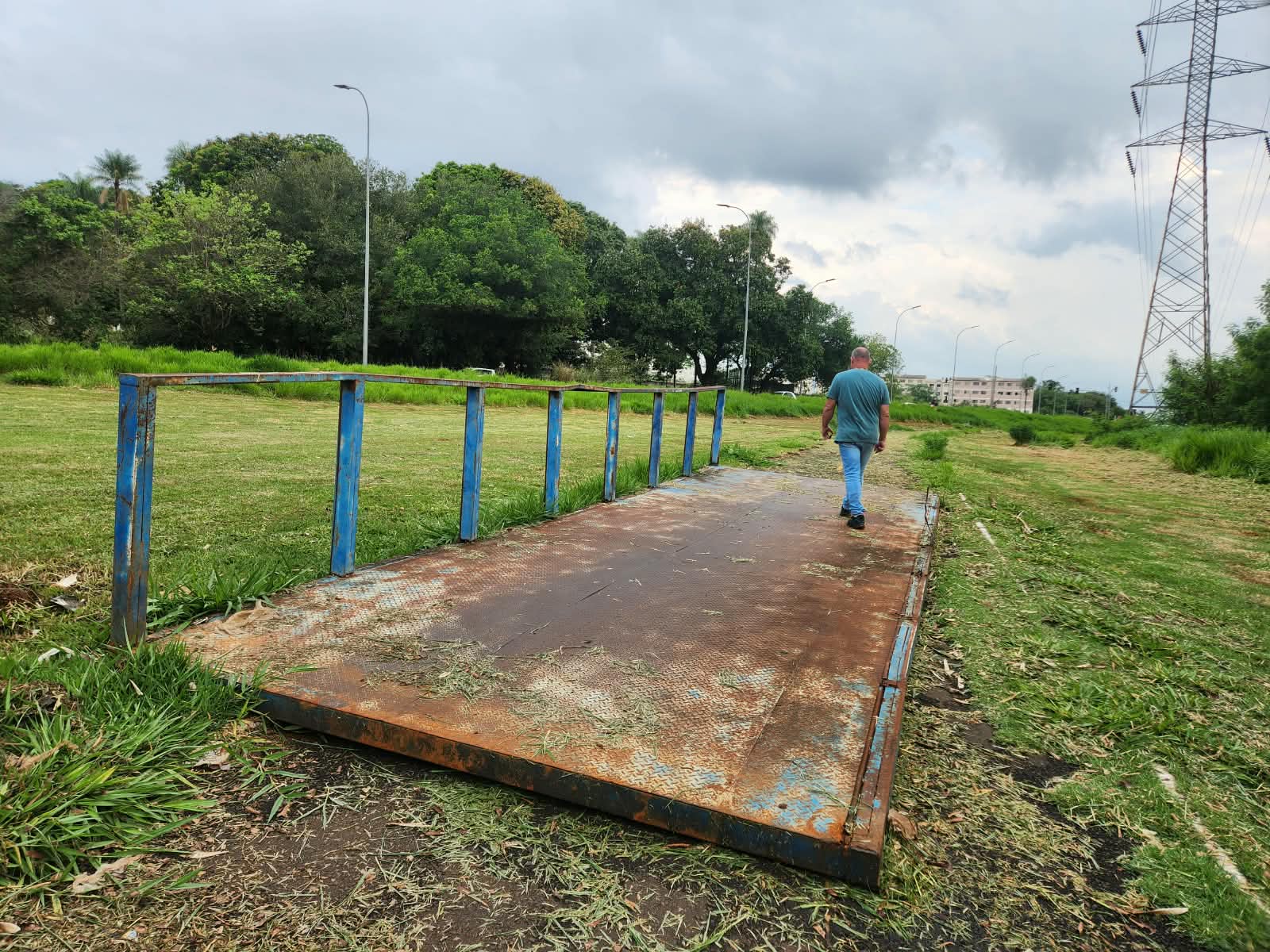 Ponte caída é retirada de córrego, mas acaba abandonada sobre ciclovia
