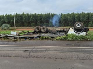 Motorista morre preso às ferragens após tombar caminhão em Nova Alvorada do Sul Motorista morre preso às ferragens após tombar caminhão em Nova Alvorada do Sul