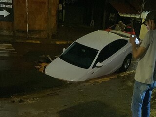 Virtus fica atolado após solo ceder durante temporal na Vila Margarida Virtus fica atolado após solo ceder durante temporal na Vila Margarida