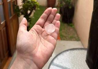 Granizo atinge v&aacute;rios bairros e previs&atilde;o indica mais chuva na Capital
