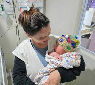 Na onda do cabelo maluco, hospital faz dia da touca personalizada para bebês Na onda do cabelo maluco, hospital faz dia da touca personalizada para bebês