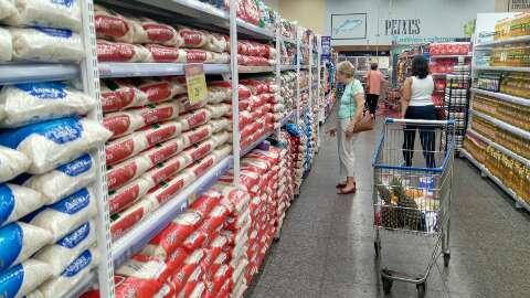Campo-grandenses trocam marcas e reduzem compras para economizar no supermercado