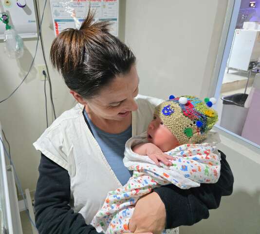 Na onda do cabelo maluco, hospital faz dia da touca personalizada para beb&ecirc;s 
