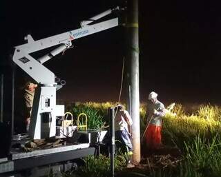Vendaval derruba mais de 10 postes e deixa Terenos sem energia