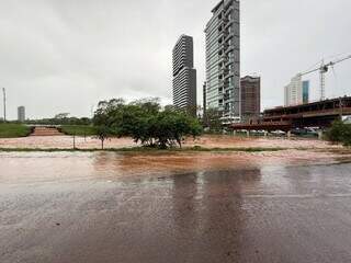 Chuva alaga ruas e deixa carros presos no entorno do Parque das Nações Chuva alaga ruas e deixa carros presos no entorno do Parque das Nações