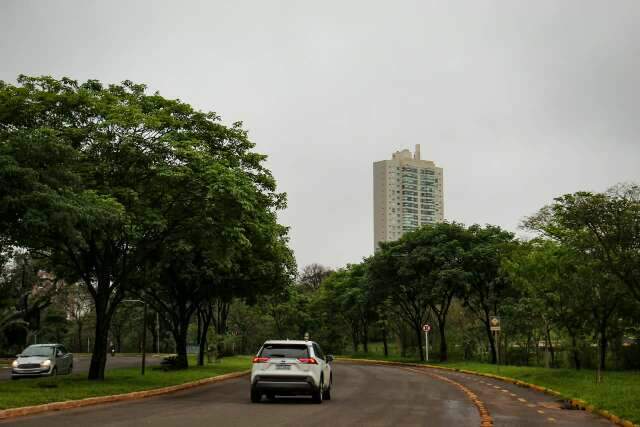 Frente fria derruba temperaturas e p&otilde;e MS em alerta para tempestades