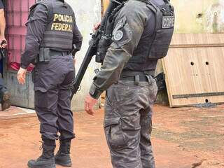 Policiais federais durante ação contra organização criminosa suspeita de transportar drogas da Bolívia para o Brasil (Foto: Divulgação/PF)