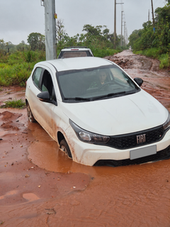 Chuva provoca enxurrada e compromete ruas da Chácara dos Poderes Chuva provoca enxurrada e compromete ruas da Chácara dos Poderes
