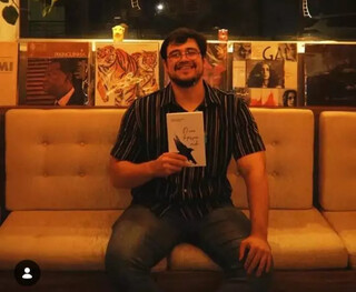 Rafael escreveu um romance por hobby e acabou premiado nos EUA Rafael escreveu um romance por hobby e acabou premiado nos EUA