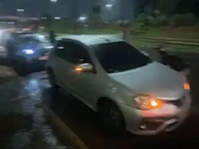 Buracos viram armadilha e deixam seis carros com pneus furados na Costa e Silva