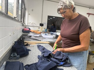 Jeans velho, moda nova, mulheres transformam retalhos em estilo Jeans velho, moda nova, mulheres transformam retalhos em estilo