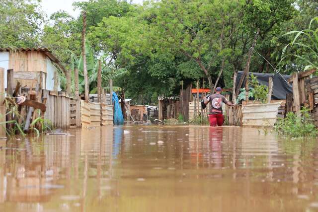 Chuva passa, mas &aacute;gua pode permanecer por at&eacute; 30 dias em favela da Capital