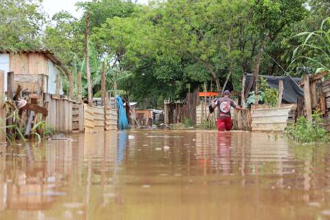 Chuva passa, mas &aacute;gua pode permanecer por at&eacute; 30 dias em favela da Capital