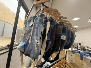 Jeans velho, moda nova, mulheres transformam retalhos em estilo Jeans velho, moda nova, mulheres transformam retalhos em estilo