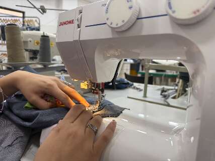 Jeans velho, moda nova, mulheres transformam retalhos em estilo