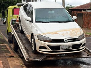 Carro é retirado de cratera e MSGÁS apura o que fez asfalto ceder Carro é retirado de cratera e MSGÁS apura o que fez asfalto ceder