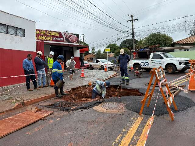Carro &eacute; retirado de cratera e MSG&Aacute;S apura o que fez asfalto ceder