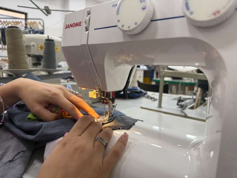 Jeans velho, moda nova, mulheres transformam retalhos em estilo