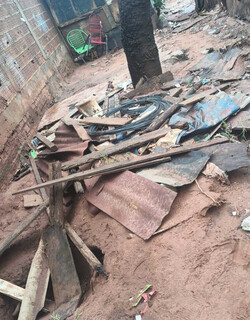 Enxurrada invade barracos e mobiliza moradores da Comunidade Esperança Enxurrada invade barracos e mobiliza moradores da Comunidade Esperança