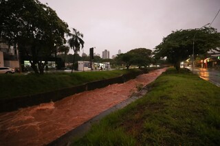Outubro mal chegou à metade e volume de chuva já supera média mensal em MS