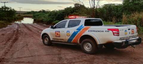Cheia do Rio Dourados invade casas, obriga retirada de m&oacute;veis e alaga estrada